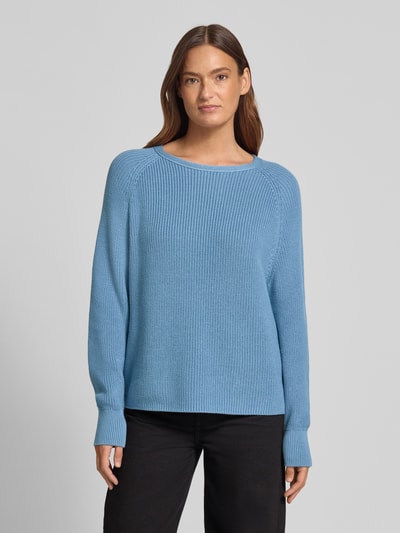 Frauenmodel trägt Regular Fit Strickpullover aus reiner Baumwolle von Marc O'Polo, Optik: Unifarben, Strickstruktur, Ganzkörperansicht von vorne.