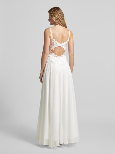 Frauenmodel trägt Abendkleid mit Spitzenbesatz und V-Ausschnitt von Luxuar, weißer Chiffon, A-Linie, Maxikleid, Rückansicht Ganzkörperansicht.