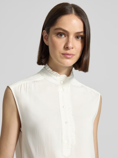 Frauenmodel trägt Blusentop mit Rüschenkragen Modell 'RADIA' von Soyaconcept aus Reine Viskose, Straight Fit, Nahaufnahme Oberkörper.