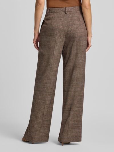 Frauenmodel trägt Straight Fit Chino mit Allover-Muster Modell 'MILARA' von Raffaello Rossi, Damen Chino, braune Farbtöne, Ganzkörperansicht Rückansicht.