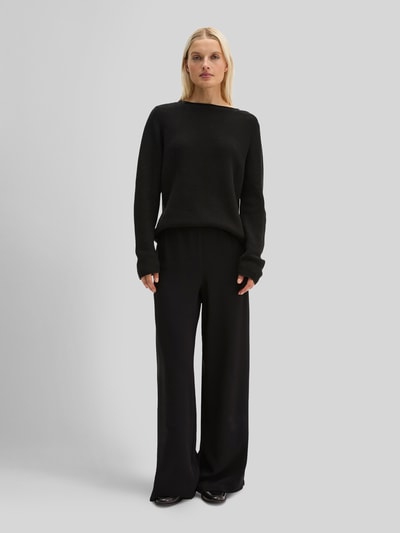 Frauenmodel trägt Regular Fit Pullover aus reiner Baumwolle von MARC O'POLO in Schwarz, unifarben, Strickoptik, Ganzkörperansicht von vorne.