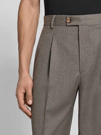 Männermodel trägt Straight Fit Anzughose aus Woll-Mix von ANNARR, grau, mit Bügelfalten, Eingrifftaschen, Knopf- und Reißverschluss, Nahaufnahme Oberkörper.