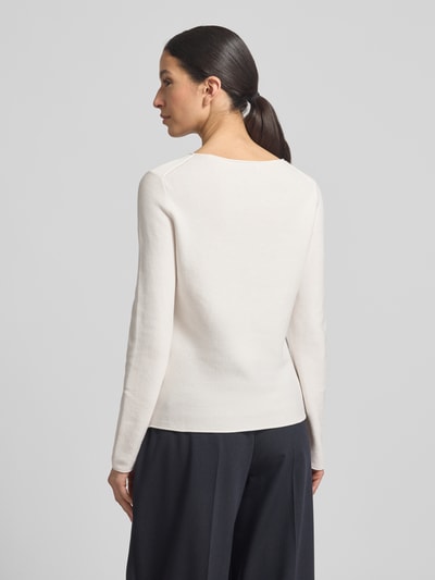 Modelka nosi Regular Fit Strickpullover aus reiner Baumwolle od Marc O'Polo, efekt: jednolity kolor, dzianina, okrągły dekolt, długi rękaw, zrolowany brzeg, sweter z bawełny, ujęcie całej sylwetki z tyłu.