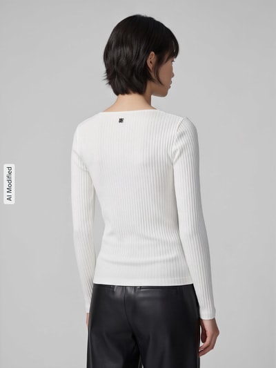 Frauenmodel trägt Slim Fit Langarmshirt aus Baumwoll-Mix Modell 'Dumille' von HUGO, Strukturmuster, unifarben, Rippstrick, Ganzkörperansicht Rückansicht, KI-modifiziertes Bild.