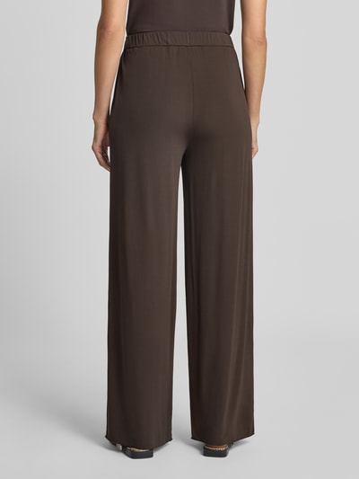 Vrouwenmodel draagt Straight Fit broek uit viscosemix Model 'Saumi' van Samsøe Samsøe in effen bruin met elastische band, binnenbeenlengte 84 cm, bandwijdte 37 cm, dames, geheel zicht van achteren.