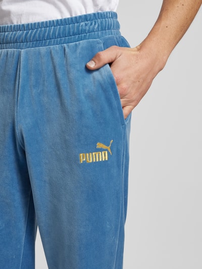 PUMA PERFORMANCE Relaxed Fit Sweatpants mit Label-Stitching Modell 'Velvettrack' Rauchblau 3