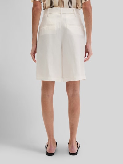 Frauenmodel trägt Relaxed Fit Shorts mit Leinen-Anteil von Marc O'Polo, Optik: Unifarben, Passform: Relaxed-Fit, High-Waist, Bundfalten, Stoffgürtel, Knopf und verdeckter Reißverschluss, strukturierter Stoff, dezente Taschen, Ganzkörperansicht Rückansicht.