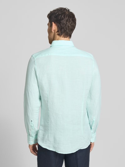 Männermodel trägt Slim Fit Business-Hemd aus Leinen mit Kentkragen von SEIDENSTICKER, helles Mint, glatte Textur, Ganzkörperansicht Rückansicht, Rückenlänge bei Größe 40: 69 cm, Schulterbreite: 43 cm, Ärmellänge: 64 cm.