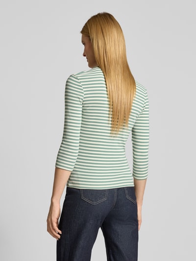 Frauenmodel trägt T-Shirt mit Streifenmuster und 3/4-Arm von Christian Berg Woman, Baumwoll-Viskose-Mix, Slim-Fit, Rückenlänge 56 cm, Ganzkörperansicht Rückansicht.