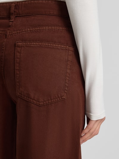 Frauenmodel trägt Loose Fit Jeans mit 5-Pocket-Design Modell 'CAROL' von Mango in Braun, Reine Baumwolle, lockerer Schnitt, Detailaufnahme Rückansicht.