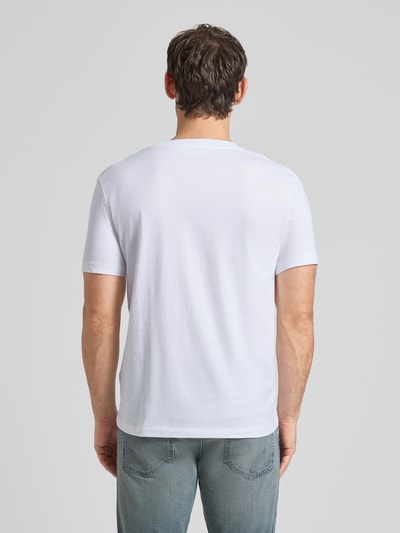 Männermodel trägt Regular Fit T-Shirt aus reiner Baumwolle von Tom Tailor Denim, unifarben weiß, kurzarm, Ganzkörperansicht Rückansicht.