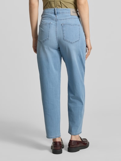 Mężczyzna model nosi jeansy Barrel Fit Jeans mit Label-Detail Modell 'Carlotta' od Gang, jasnoniebieska mieszanka bawełny z dodatkiem streczu, wpuszczane kieszenie, detal z logo. Szerokość w rozmiarze 27: 38 cm, długość wewnętrzna nogawki w rozmiarze 27: 71 cm. Widok całej sylwetki od tyłu.
