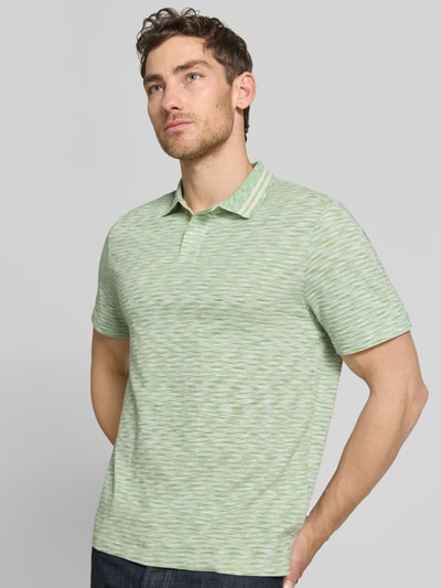 Männermodel trägt Regular Fit Poloshirt mit Polokragen von PAUL SMITH aus reiner Baumwolle in Hellgrün mit Struktur, Ganzkörperansicht von vorne. Rückenlänge bei Größe M: 70 cm.