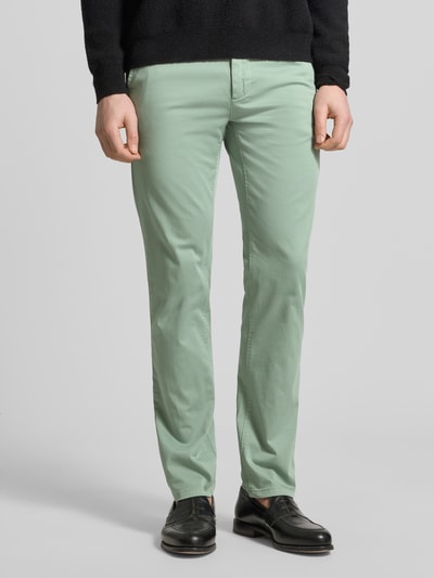 Männermodel trägt Slim Fit Chino aus Baumwoll-Mix Modell 'Chino Slim' von BOSS Orange, Optik: Unifarben, Materialverarbeitung: Twill, Ganzkörperansicht von vorne.