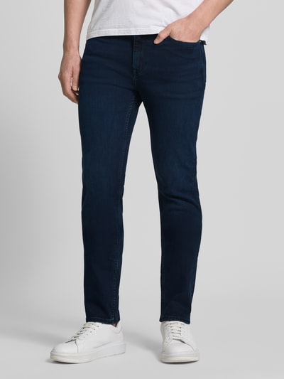 Männermodel trägt Slim Fit Jeans aus Baumwoll-Mix von Tommy Hilfiger in Melange-Optik mit 5-Pocket-Design, Ganzkörperansicht von vorne.