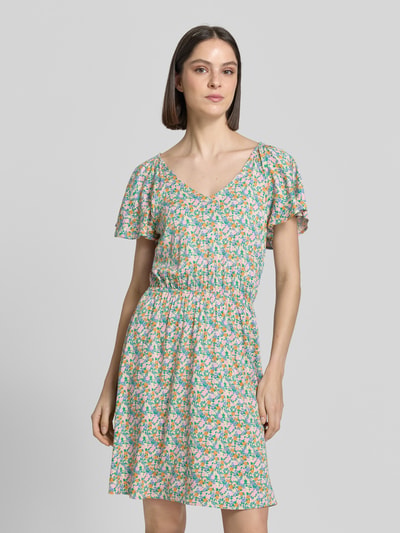 Frauenmodel trägt Minikleid aus Viskose-Mix mit floralem Allover-Print Modell 'Aya' von ICHI, taillierte Passform, Ganzkörperansicht von vorne.
