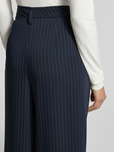 Vrouwenmodel draagt stoffen broek met Materiaalmix met viscose, los model, Franse steekzakken, Model 'MAYLA' van Raffaello Rossi, detailopname rugaanzicht.