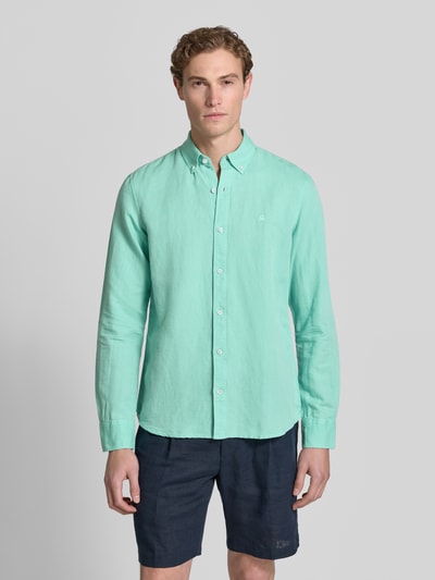 Männermodel trägt Regular Fit Freizeithemd aus Leinen-Baumwoll-Mix von Lerros in Mintgrün mit Button-Down-Kragen, Knopfleiste, Ganzkörperansicht von vorne, Rückenlänge bei Größe M: 75 cm, Schulterbreite bei Größe M: 43 cm, Ärmellänge bei Größe M: 69 cm.