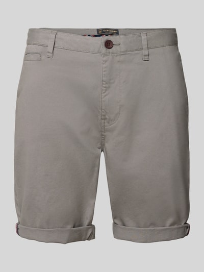 Produktfoto, Regular Fit Shorts mit Münztasche von Superdry, jasnoszary, gładka bawełna, kieszonka na monety, tylne kieszenie, zapięcie na guzik i zamek, szerokość w rozmiarze 32: 44 cm, długość wewnętrzna nogawki w rozmiarze 32: 20 cm