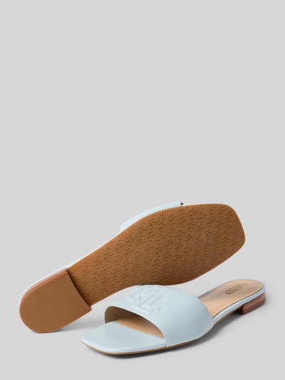 Produktfoto, Pantoletten aus reinem Leder Modell 'EVERLEY SLD' von Lauren Ralph Lauren in glatter, hellblauer Lederoptik, Blockabsatz, strukturierte Sohle, quadratische Schuhspitze, Label-Prägung.