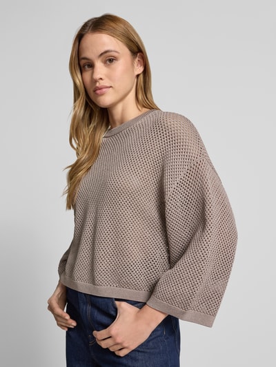 Frauenmodel trägt Pullover aus Viskose-Mix mit Ballonärmeln von Windsor in Loose-Fit, Semitransparent, Rundhalsausschnitt, Nahaufnahme Oberkörper.