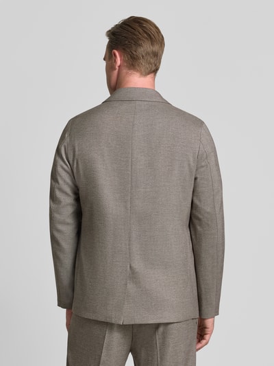 Männermodel trägt Regular Fit 2-Knopf-Sakko Modell 'MONACO' von CINQUE in Beige, Material-Mix, Ganzkörperansicht Rückansicht.