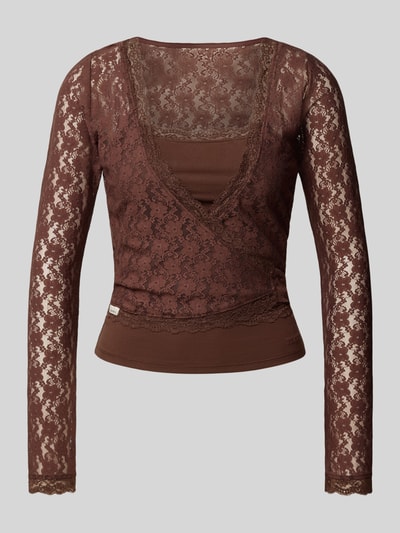 Produktfoto, Longsleeve in Layering-Optik Modell 'Sylva' von OH APRIL, braun mit Spitze, Slim Fit, Label-Detail, Baumwoll-Elasthan-Mix