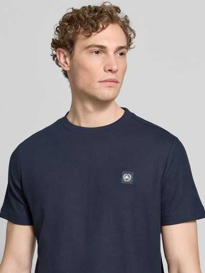 Männermodel trägt T-Shirt mit Label-Patch und Rundhalsausschnitt von Lerros in Dunkelblau, Reine Baumwolle, Nahaufnahme Oberkörper.