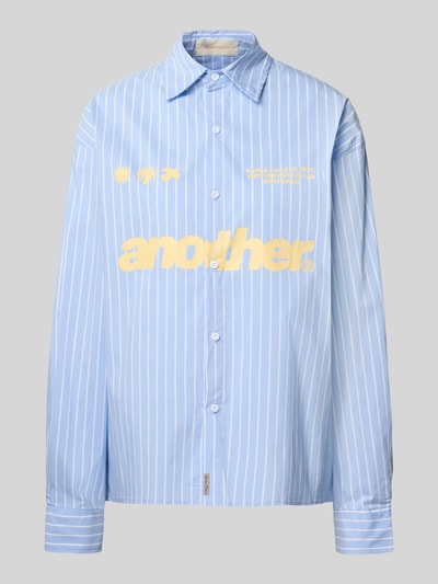 Produktfoto, Relaxed Fit Bluse mit Label-Print von ANOTHER COTTON LAB aus reiner Baumwolle in Hellblau mit weißen Streifen, gelber Print, Hemdblusenkragen, Knopfleiste, Rückenlänge Größe S 69 cm, Ärmellänge 60 cm