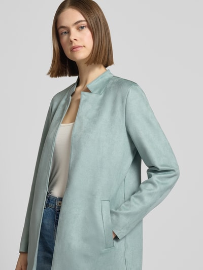 Frauenmodel trägt Regular Fit Jacke in Lederoptik Modell 'SOHO' von Only, Optik: Unifarben, Reverskragen, Eingrifftaschen, Nahaufnahme Oberkörper.