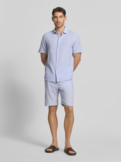 Männermodel trägt Regular Fit Freizeithemd aus Leinen-Baumwoll-Mix von MCNEAL in Hellblau, Kentkragen, Knopfleiste, Ganzkörperansicht von vorne. Rückenlänge bei Größe M: 74 cm, Schulterbreite: 50 cm, Ärmellänge: 25 cm.