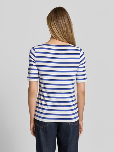Frauenmodel trägt T-Shirt aus Viskose-Mix mit U-Boot-Ausschnitt von Betty Barclay, taillierte Passform, Halbarm, Rückenlänge 62 cm, Ganzkörperansicht Rückansicht.