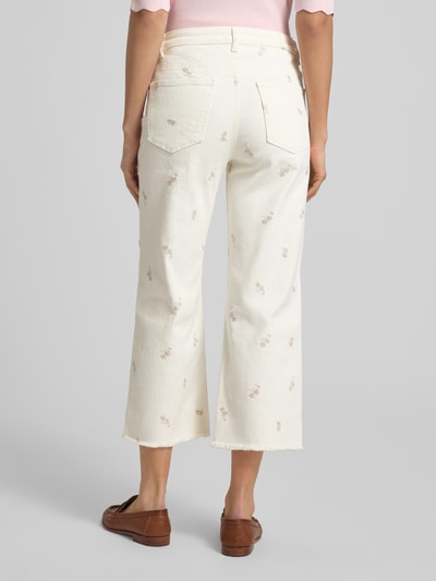 Frauenmodel trägt Straight Leg Jeans mit Embroidery und Fransenkante von Christian Berg Woman in Off-White, Struktur durch Baumwoll-Mix, 5-Pocket-Design, verkürzte Passform, Fransenkante am Saum, Ganzkörperansicht Rückansicht.