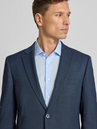 Mannenmodel draagt 2-knopen-sakko met reverskraag van bugatti in blauw, regular fit, schurwolmix, borst- en klepzakken, Nahaufnahme bovenlichaam.