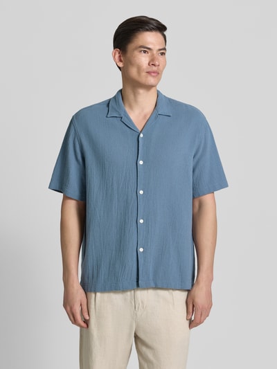 Männermodel trägt Relaxed Fit Freizeithemd aus reiner Baumwolle Modell 'RLXCAL' von SELECTED HOMME, unifarben, Ganzkörperansicht von vorne.