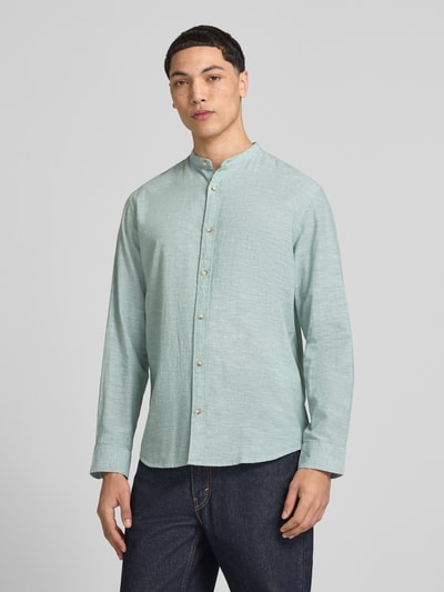 Männermodel trägt Regular Fit Freizeithemd aus Baumwoll-Leinen-Mix von Jack & Jones, Stehkragen, Knopfleiste, Ganzkörperansicht von vorne. Rückenlänge bei Größe M 75 cm, Schulterbreite 46 cm, Ärmellänge 65 cm, Modell SUMMER LINEN BLEND, strukturierte Oberfläche, hellgrün.