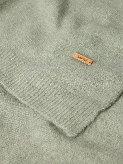 Produktfoto, grüner Schal mit Label-Patch Modell 'Witzia' von Barts, weiche Textur, Damen Schal von Barts