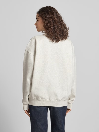 Modelka nosi Sweatshirt mit Label-Stitching und Rundhalsausschnitt od P.E Nation, bawełniany miks, krój relaxed fit, gładka tekstura, ściągacze, widok całej sylwetki z tyłu.