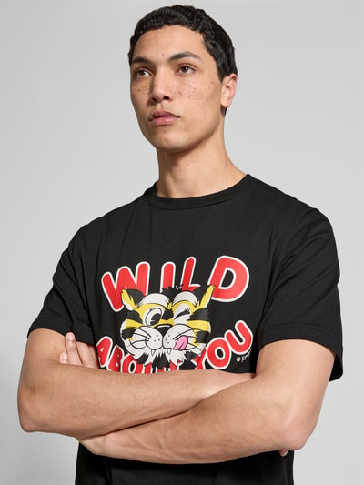 Männermodel trägt Regular Fit T-Shirt aus reiner Baumwolle von Kenzo, Schwarz mit Statement-Print, Rundhalsausschnitt, Nahaufnahme Oberkörper. Herren T-Shirt, Rückenlänge bei Größe M 69 cm, kurzärmeliges Design.