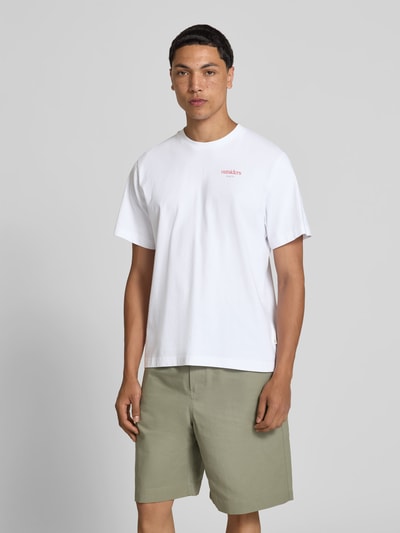 Männermodel trägt Regular Fit T-Shirt mit Statement-Print von Forét aus Reine Baumwolle, Rundhalsausschnitt, Kurzärmelig, Ganzkörperansicht von vorne.