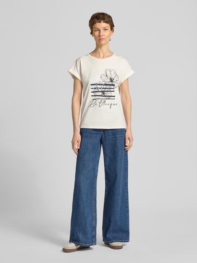 Frauenmodel trägt T-Shirt mit fixiertem Ärmelaufschlag Modell 'RINA' von Soyaconcept im Baumwoll-Mix, Print vorne, gerade Form, Ganzkörperansicht von vorne.