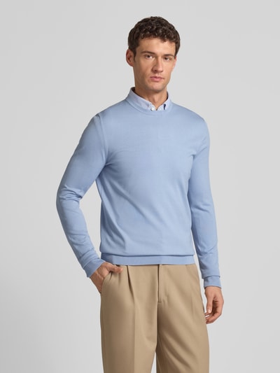 Mężczyzna model nosi Regular Fit Strickpullover aus Viskose-Mix Modell 'SAN CODY-CV' od HUGO, jasnoniebieski, dzianina, widok całej sylwetki z przodu.