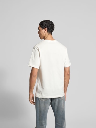 Männermodel trägt Regular Fit T-Shirt aus reiner Baumwolle von Kenzo in Weiß mit Kurzarm und Statement-Print, Rückenansicht, Herren T-Shirt, Rundhalsausschnitt, Rückenlänge 69 cm bei Größe M. Ganzkörperansicht Rückansicht.