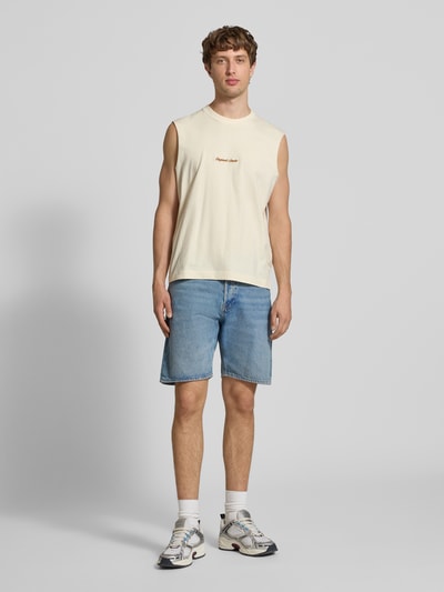 Männermodel trägt Loose Fit korte jeans van puur katoen, model 'TONY' van Jack & Jones met steekzakken, used-look, ganzkörperansicht von vorne.