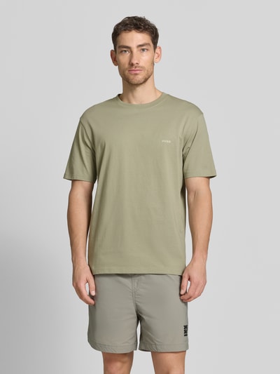Männermodel trägt Relaxed Fit T-Shirt mit Rückenprint von HUGO, Mehrfarbig, Passform: Relaxed-Fit, Reine Baumwolle, Ganzkörperansicht von vorne.