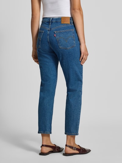 Frauenmodel trägt Mom Fit Jeans aus Baumwoll-Mix Modell '501®' von Levi's®, blaue Denim, strukturierte Oberfläche, Ganzkörperansicht Rückansicht, Damen Mom Fit Jeans von Levi's®.
