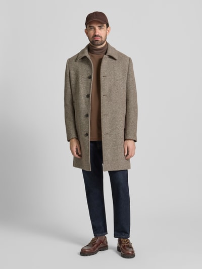 Männermodel trägt Longsleeve mit Rollkragen von RAGMAN in Braun, Reine Baumwolle, Regular-Fit, gerippte Ärmelabschlüsse, Ganzkörperansicht von vorne.