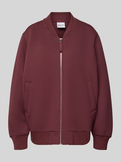 Produktfoto, Bomberjacke mit seitlichen Eingrifftaschen Modell 'Niva' von OH APRIL aus Baumwoll-Mix, Loose-Fit, bordeauxrot, Reißverschluss mit Label-Detail, Stehkragen, gerippte Abschlüsse.