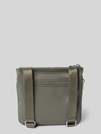 Produktfoto, olivgrüne glatte Damen Handtasche von BOGNER, Modell 'verbier play 1.0 serena', Label-Detail, verstellbarer Schulterriemen, Reißverschluss, rechteckige Form, kompakte Maße 25x25x4 cm, strukturierte Gurte, minimalistischer Stil, klar erkennbare Textur.