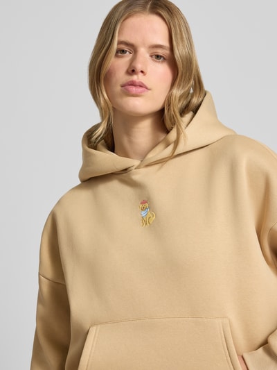 Frauenmodel trägt Hoodie mit Motiv-Stitching und Känguru-Tasche von REVIEW aus Baumwoll-Mix, Damen, Regular-Fit, Nahaufnahme Oberkörper.
